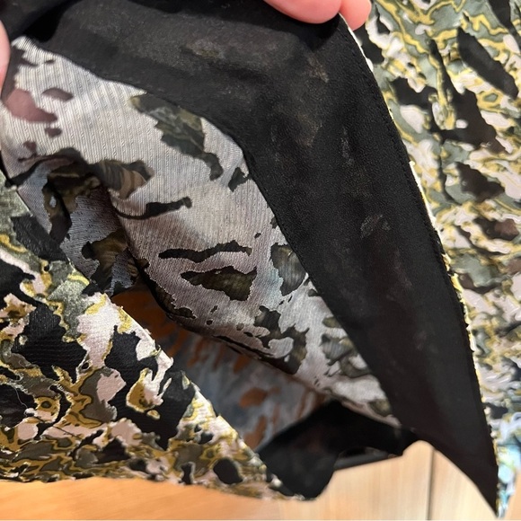 TAHARI Women's Top | Olive Green | Abstract Print Short Sleeve | NWT Size SM - Picture 13 of 15